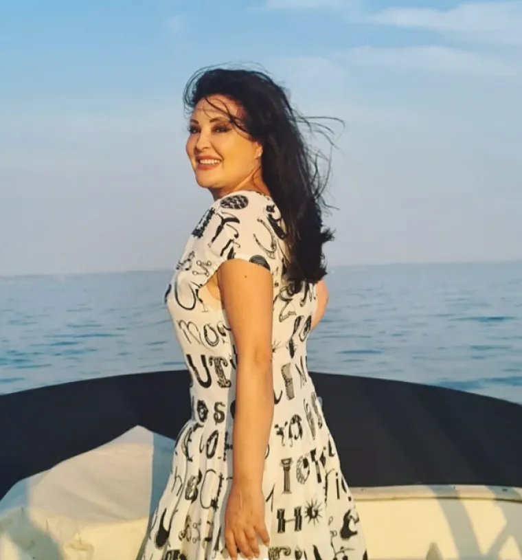 Zanimljivo je kako ova diva sa suprugom i djecom živi u Beču i to u dvorcu od 50 milijuna eura. Jedna od najzanimljivijih činjenica o dvorcu jest to da je u njemu nekada živjela Marija Terezija, koja je potkraj 17. stoljeća često boravila u njemu. Dvorac u potpunosti nije renovirala, baš iz razloga što je pjevačica željela da sve bude autentično, pa je za uređivanje potrebno mnogo više vremena.