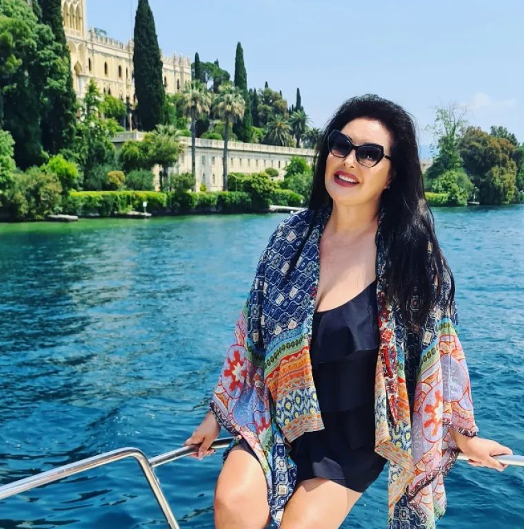 Pjevačica je posebno ponosna na kupaonicu koja je kompletno ukrašena Svarovski kristalima, s antičkim motivima. Oni su dio dekoracije i u dnevnoj sobi. Dvorac posjeduje balsku dvoranu, gdje pjevačica organizira obiteljske proslave, a radi se i na muzeju, u sklopu imanja, koji će biti otvoren za posjetitelje. Govoreći o svojoj luksuznoj nekretnini, Dragana je jednom prilikom za srpske medije istaknula da ne zna koliko je soba u njenom domu, ali je poznato da dvorac ima čak 235 prozora.