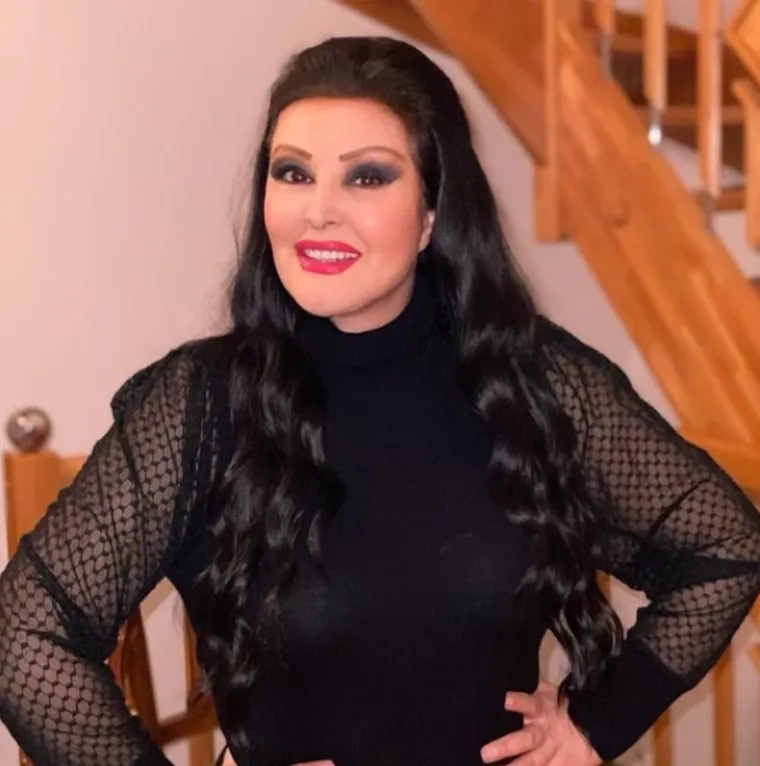 Poseban Draganin kutak je galerija u kojoj se nalaze sve uspomene koje je stekla tijekom karijere, od nagrada do poklona fanova. Inače, Draganin dom je ranije želio kupiti šeik za čak 200 milijuna eura, ali je folk zvijezda ljubazno odbila njegovu ponudu.