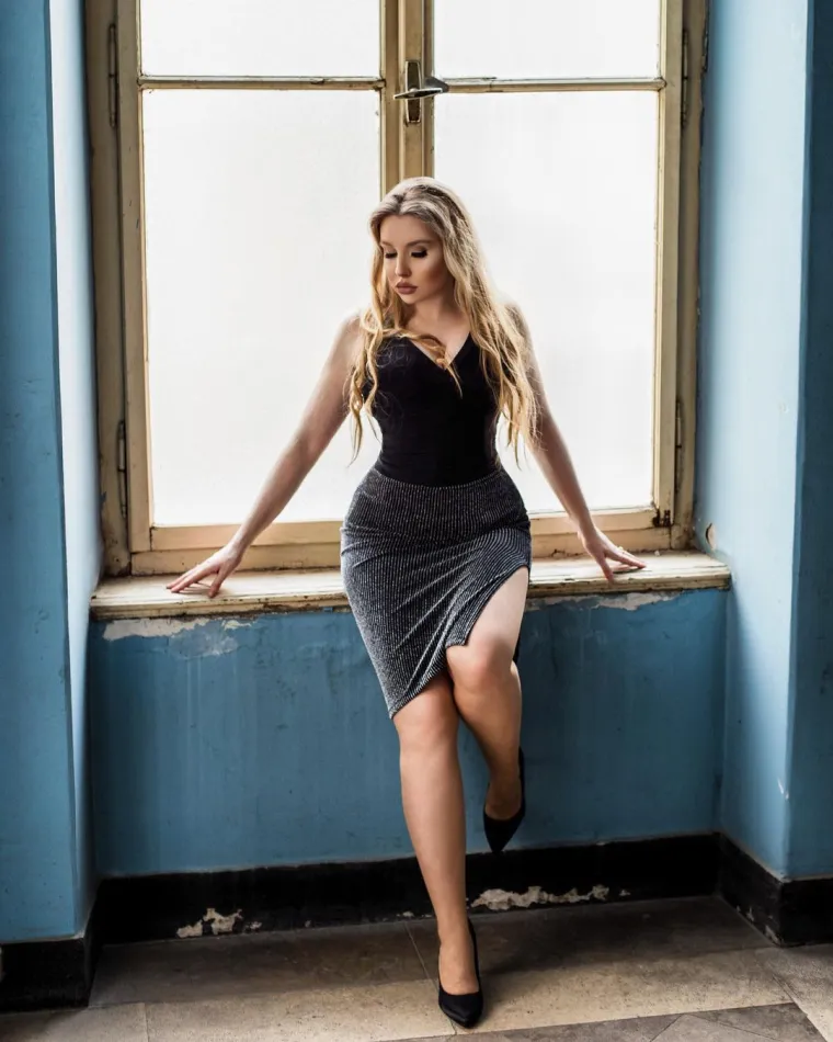 &quot;Odličan je za djevojke koje žele steći samopouzdanje, izvježbati komunikacijske vještine, riješiti se sramežljivosti… zarada je solidna. Osobno ne vidim mane ovog posla, što ne znači da ih nema. Mislim da je najvažnije imati kvalitetnu agenciju iza sebe i raditi s provjerenim klubovima&quot;, savjetovala je. 