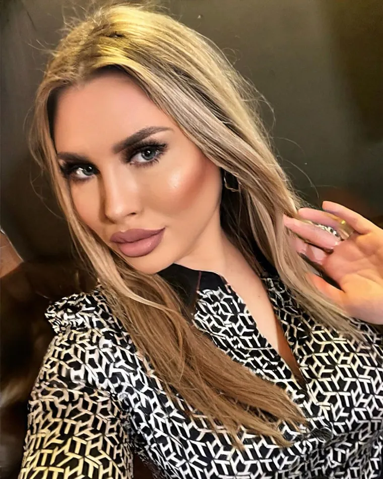 Petra je na Instagramu priznala da je radila nekoliko korekcija na licu. &quot;Ljepota nikad nije bila važnija nego danas. Ali isto tako nikad nije bila dostupnija. U moru različitih stručnjaka za estetske zahvate teško je odabrati onog pravog. Zato se treba oslanjati na kvalitetne recenzije, preporuke i što je najvažnije - rezultate. Svaki put kad me netko zaustavi i pita kod koga sam radila usne, znam da je moja doktorica napravila odličan posao&quot;, započela je Petra.