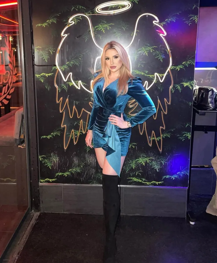 Naime, potkraj srpnja 2021. hakiran joj je profil na Instagramu, gdje ju je pratilo nešto više od 100.000 korisnika. Nepoznati počinitelj provalio joj je u Facebook profil pa preko njega i na Instagram, dok joj je s bankovnog računa skinut iznos od oko 200 eura, otkrila je u intervjuu za Jutarnji.hr. Uspjela je preko banke vratiti novac, no profil još uvijek nije vratila, a to joj je, kako je rekla, najvažnija stvar.