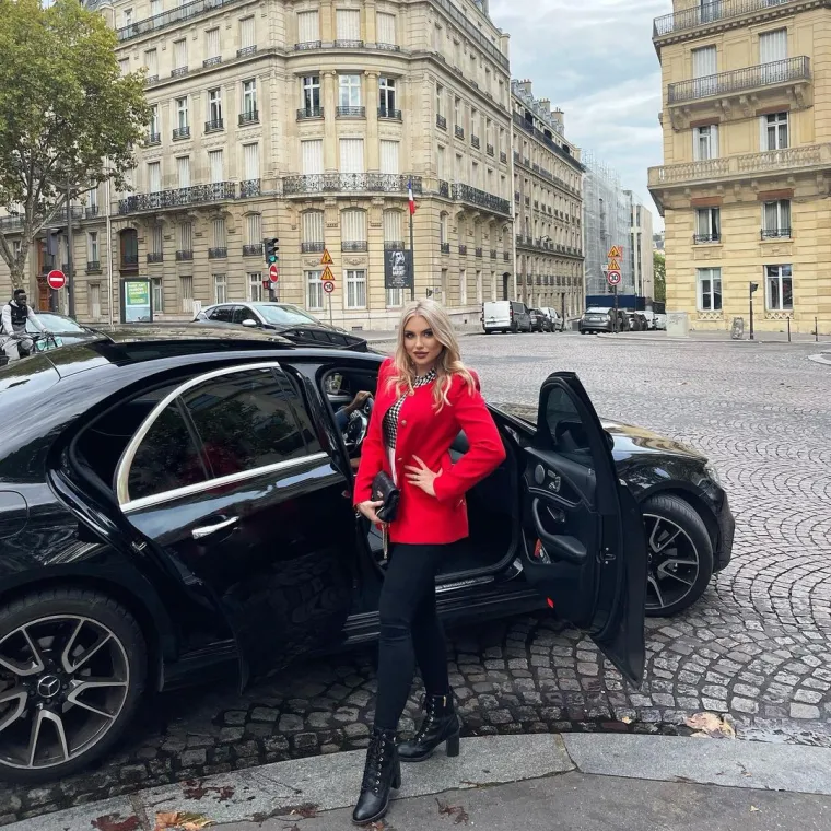 Naime, tako nam je Petra otkrila i da bez društvenih mreža ne može zamisliti svoj dan. &quot;Znam da čudno zvuči, ali uvijek se trudim ostvariti nove poslovne prilike i suradnje. Ipak, u ovo malo slobodnog vremena volim odlaziti na ručkove i večere sa svojim prijateljima, voziti se automobilom, odlaziti u šoping, komunicirati sa svojom obitelji, putovati, a u posljednjih pola godine redovito posjećujem teretanu. A da se ne lažemo, svaki slobodan trenutak provodim na Instagramu&quot;, kaže Petra te dodaje da društvene mreže prati svakoga dana po cijele dane...