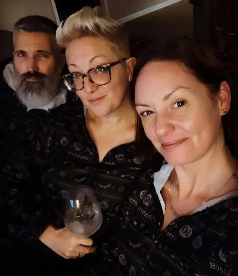 Neke poliamorne zajednice imaju pravila kako bi dobro funkcionirale, ali Ruth, Salina i Trey smatraju da nema točnog recepta kako da trojka uspije. Za sada smatraju da su svima potrebe zadovoljene i da funkcioniraju idealno.