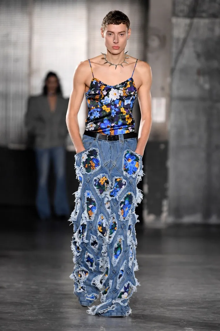 Dominacija hrabrih dekoltea i škakljivih proreza, ali ne samo na ženama: Dobro vidite, ovo je posljednji krik muške mode!