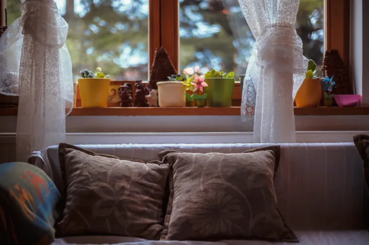 6. Namještaj ispred radijatora: Stručnjaci kažu da postavljanje namještaja poput sofa, stolića za kavu i kreveta ispred radijatora znači da će oni apsorbirati toplinu umjesto da dopuštaju njezinu distribuciju u prostoriju.  Ako vam kauč stoji ispred radijatora, odmaknite ga na drugu stranu prostorije jer vam na ovaj način uskraćuje toplinu.
