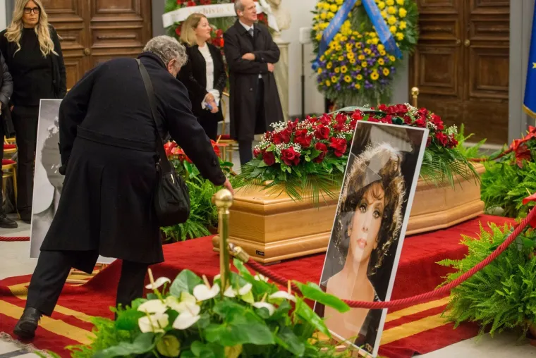Legendarna Gina Lollobrigida ispraćena je na vječni počinak: Od 'najljep&scaron;e žene svijeta' oprostile se tisuće ljudi