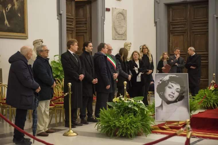 Legendarna Gina Lollobrigida ispraćena je na vječni počinak: Od 'najljep&scaron;e žene svijeta' oprostile se tisuće ljudi