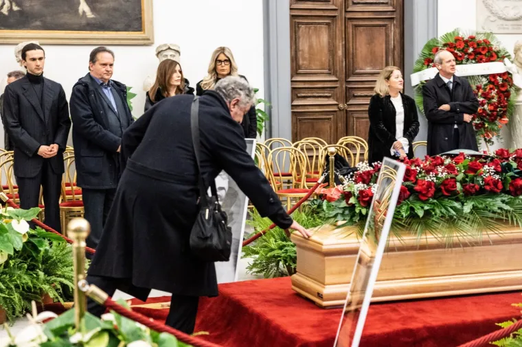 Legendarna Gina Lollobrigida ispraćena je na vječni počinak: Od 'najljep&scaron;e žene svijeta' oprostile se tisuće ljudi