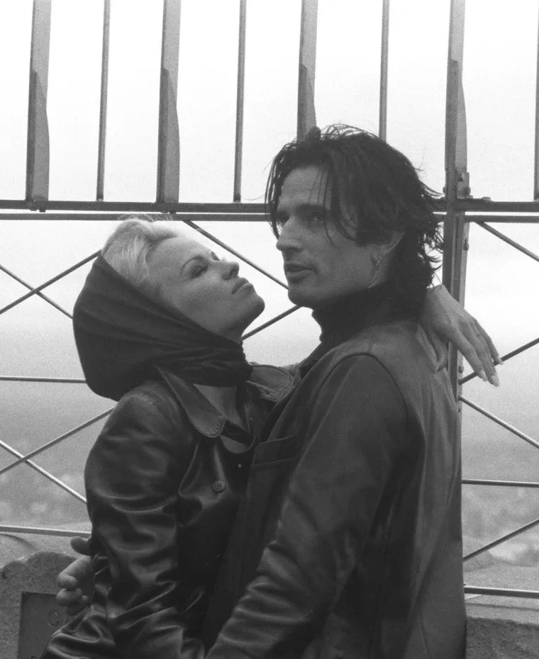 Više od dva desetljeća kasnije, ona i Lee čuju se s vremena na vrijeme, kaže Pamela. &quot;Tommy je otac moje djece i zauvijek sam mu zahvalna, dodaje. Sada je sama i živi u bivšoj seoskoj kući djeda i bake na otoku Vancouver, okružena je sa svojih pet pasa, svojim voljenim knjigama, vrtom i morem.