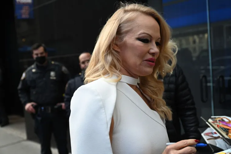 &quot;Sada kada sam sama živim romantičniji život nego u vezama&quot;, kaže Anderson, koja se udavala četiri puta: za Tommyja Leeja, za Kida Rocka, za Ricka Salomona, vjenčali su se dva puta, ali je jedan od brakova poništen, i za Dan Hayhurst, s kojim je imala najkraći brak koji je završio 2021. godine.