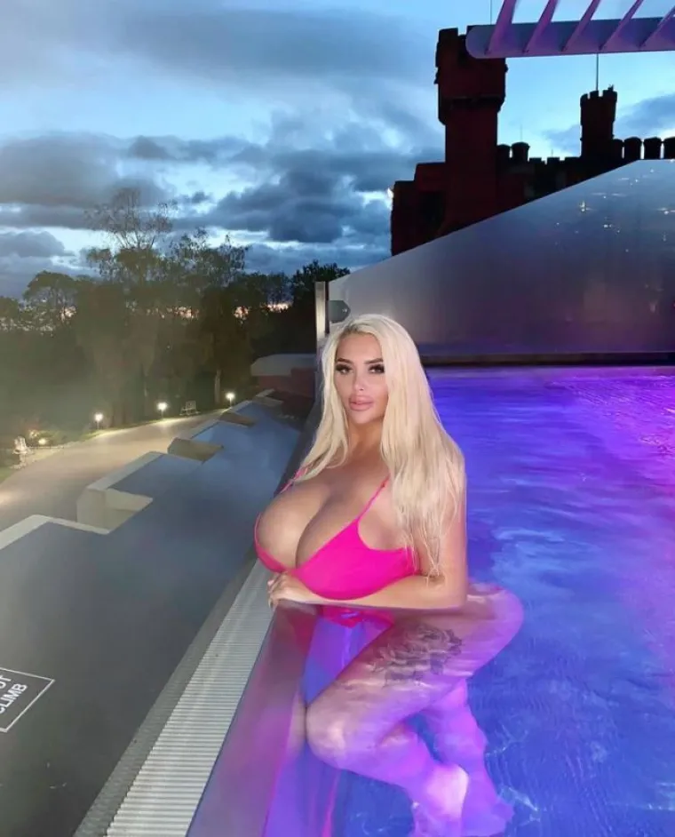 Ima &scaron;est kilograma samo u grudima, vidite li i vi detalj koji joj nabijaju na nos? 'Pa tako sam i tražila da bude'