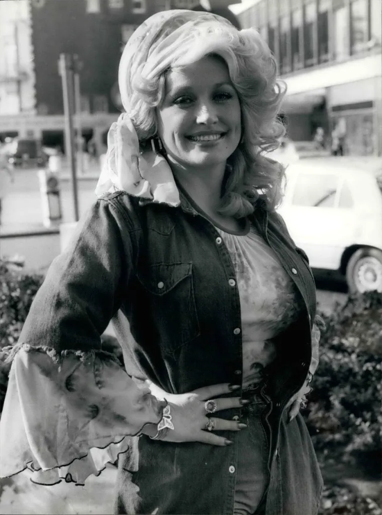 Dolly Parton slavi 77. rođendan. Rodila se u siromašnoj obitelji, a danas je jedna od 50 najmoćnijih žena u svijetu u show businessu.