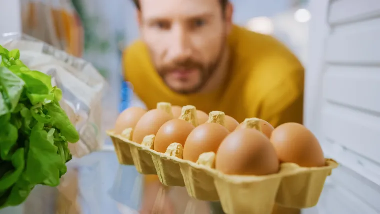 Razgovor se okrenuo na temu kako mjesto na kojem pohranjujete jaja može promijeniti njihov utjecaj na različita jela. James je rekao je da su &quot;sva jaja porozna&quot;, što je razlog zašto da nikada ne stavljate jaja u hladnjak.