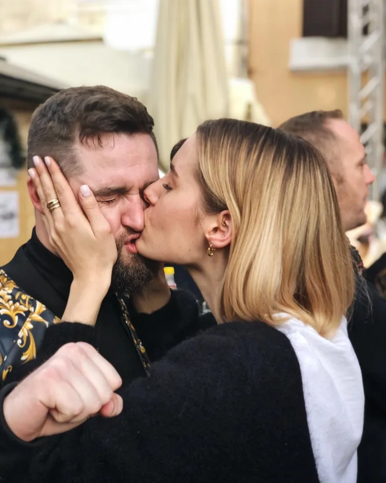 Podsjetimo, vijest o prekidu ljubavnog odnosa potvrdila je PR menadžerica Matije Cveka za RTL.hr, ali o razlogu prekida nije htjela pričati.&apos;&apos;Mogu samo reći da više nisu zajedno. Odluka o prekidu bila je zajednička. O razlogu prekida ne želimo komentirati&apos;&apos;, rekla je. Naime, potkraj lipnja Matija i Nika bili su na drugom rođendanu podcasta RTL-ove voditeljice Ane Radišić i tada ništa nije upućivalo da između njih više ne cvjetaju ruže...