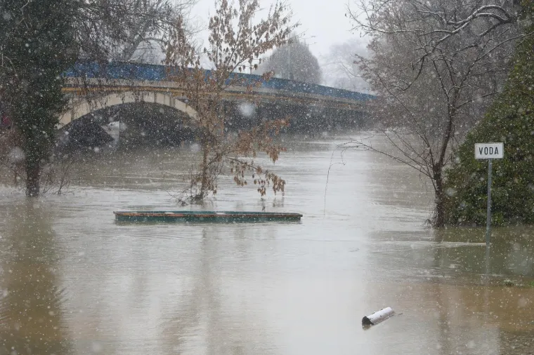Vodostaj Korane dosegnuo 752 centimetra: Na snazi izvanredne mjere obrane od poplava