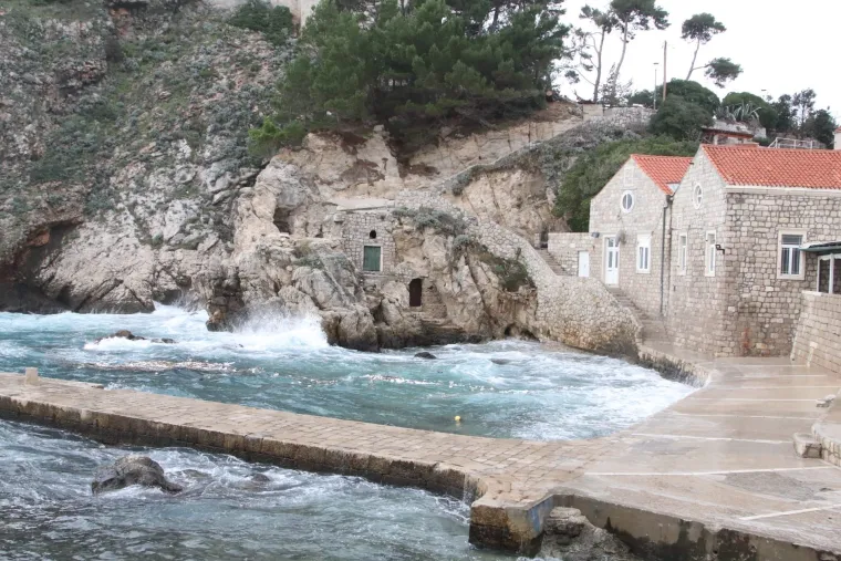 Nevrijeme jednu od najpoznatijih dubrovačkih destinacija okovalo smećem. Donijelo plastiku, drvo...