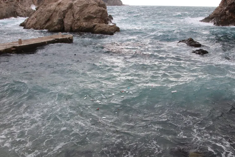 Nevrijeme jednu od najpoznatijih dubrovačkih destinacija okovalo smećem. Donijelo plastiku, drvo...