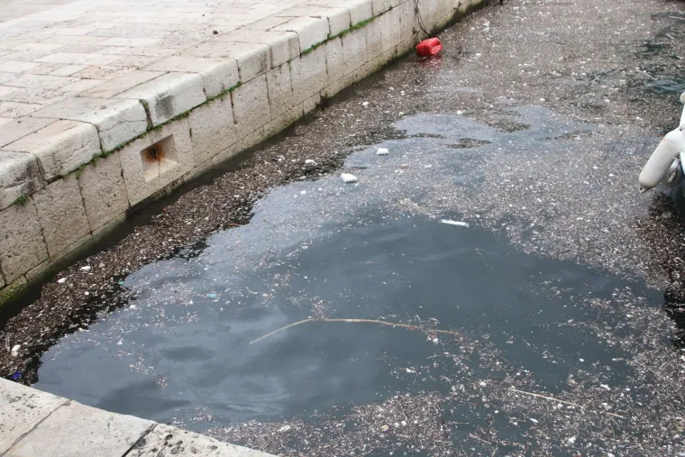 Nevrijeme jednu od najpoznatijih dubrovačkih destinacija okovalo smećem. Donijelo plastiku, drvo...