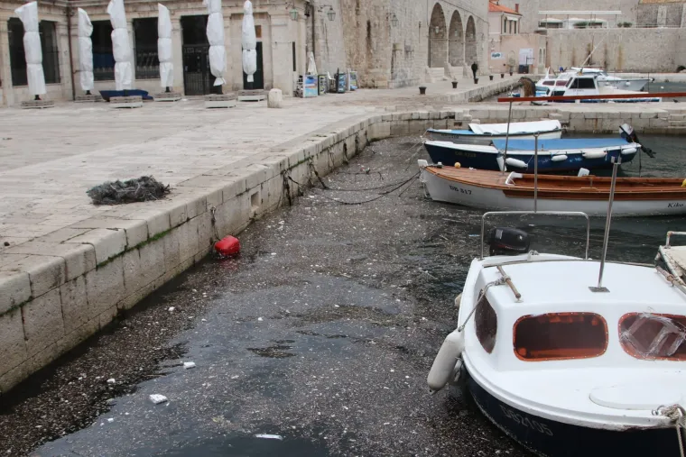 Nevrijeme jednu od najpoznatijih dubrovačkih destinacija okovalo smećem. Donijelo plastiku, drvo...