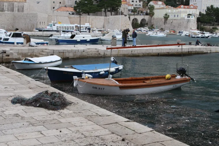 Nevrijeme jednu od najpoznatijih dubrovačkih destinacija okovalo smećem. Donijelo plastiku, drvo...