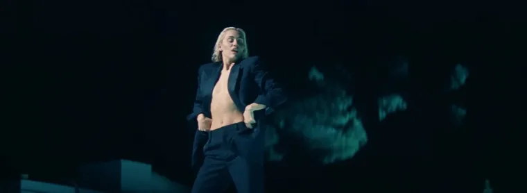 Veliku pažnju privukla je i činjenica da je jedan od odjevnih komada koje je Miley nosila u spotu bilo baš crno odijelo. Fanovi su to povezali s odijelom koje je Liam nosio na premijeri &quot;Osvetnika&quot; 2019. godine. On je nju na toj premijeri par puta opomenuo da pazi kako se ponaša i neugodno iznenadio javnost.