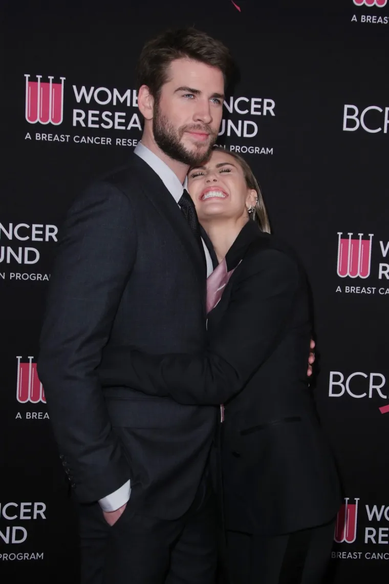 Miley se kao po običaju glupirala ispred fotoaparata, a Liam ju je opomenuo i zahtijevao da promijeni ponašanje. Ona ga je nakon toga s osmijehom pogledala i udaljila se kako bi nastavila pozirati sama.