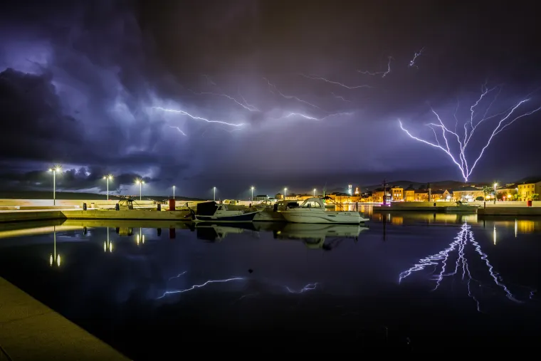 Pogledajte spektakularne fotografije grmljavinskog nevremena koje je zahvatilo Dalmaciju u četvrtak