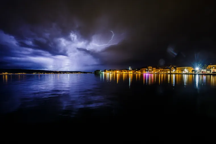 Pogledajte spektakularne fotografije grmljavinskog nevremena koje je zahvatilo Dalmaciju u četvrtak