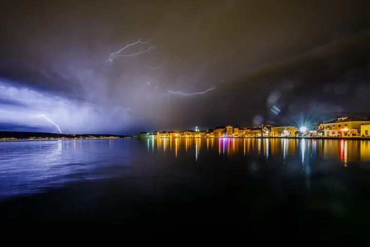 Pogledajte spektakularne fotografije grmljavinskog nevremena koje je zahvatilo Dalmaciju u četvrtak
