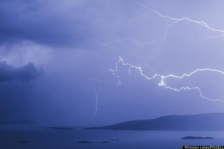 Munje parale nebo na jugu Hrvatske: Pogledajte impresivne prizore koji ostavljaju bez daha