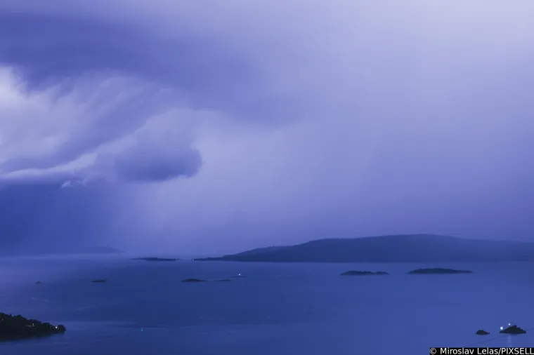 Munje parale nebo na jugu Hrvatske: Pogledajte impresivne prizore koji ostavljaju bez daha