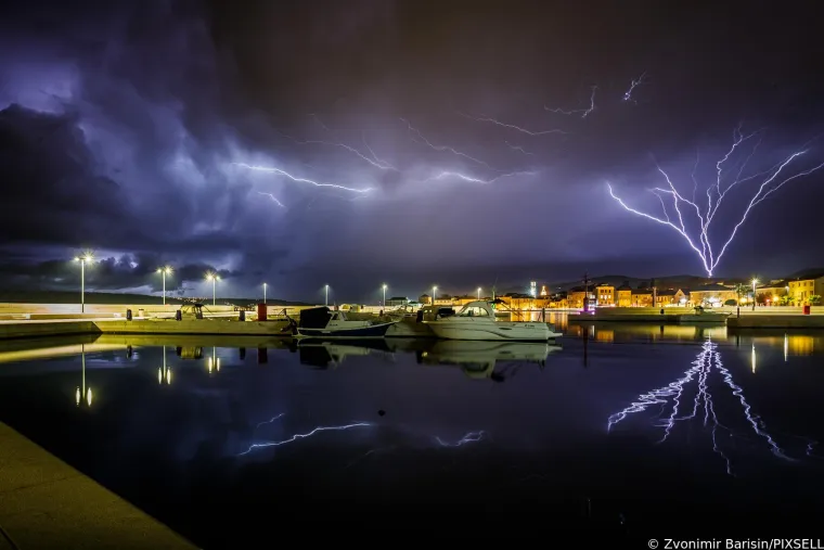  Tijekom večeri sire splitsko područje zahvatilo je grmljavinsko nevrijeme.