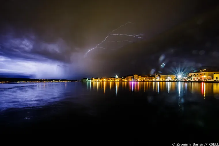 Munje parale nebo na jugu Hrvatske: Pogledajte impresivne prizore koji ostavljaju bez daha