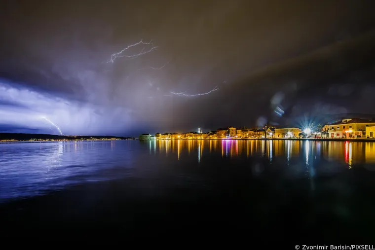 Munje parale nebo na jugu Hrvatske: Pogledajte impresivne prizore koji ostavljaju bez daha