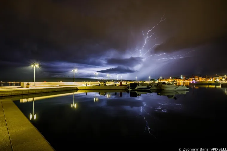 Munje parale nebo na jugu Hrvatske: Pogledajte impresivne prizore koji ostavljaju bez daha