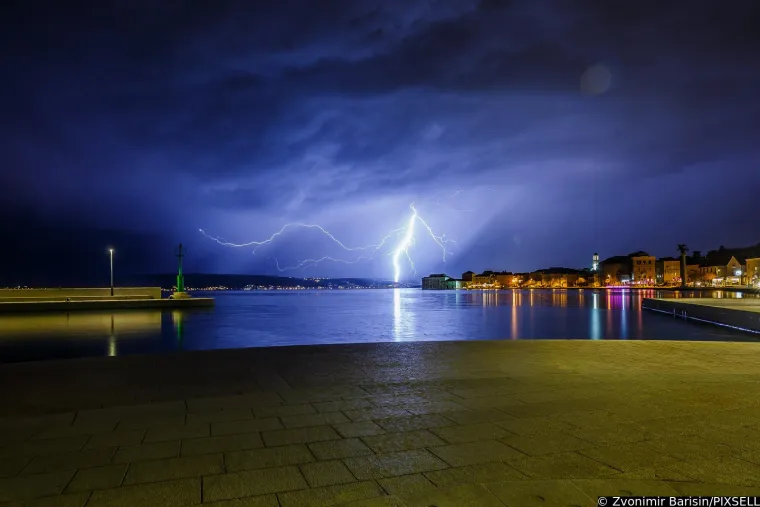 Munje parale nebo na jugu Hrvatske: Pogledajte impresivne prizore koji ostavljaju bez daha