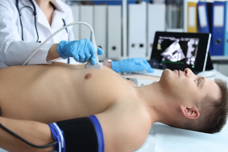&quot;Palpitacije mogu biti uzrokovane brojnim stanjima, koja nisu posebno zabrinjavajuća za liječnike hitne pomoći kao što su preuranjena atrijalna kontrakcija. Naravno, ako su simptomi novi, ako predstavljaju neku vrstu promjene u odnosu na prethodno stanje i povezani s drugim simptomima, neophodno je da potražite pomoć liječnika u dežurnoj ustanovi. Tamo će vam napraviti EKG i provjeriti srčane enzime&quot;, rekao je kardiolog.