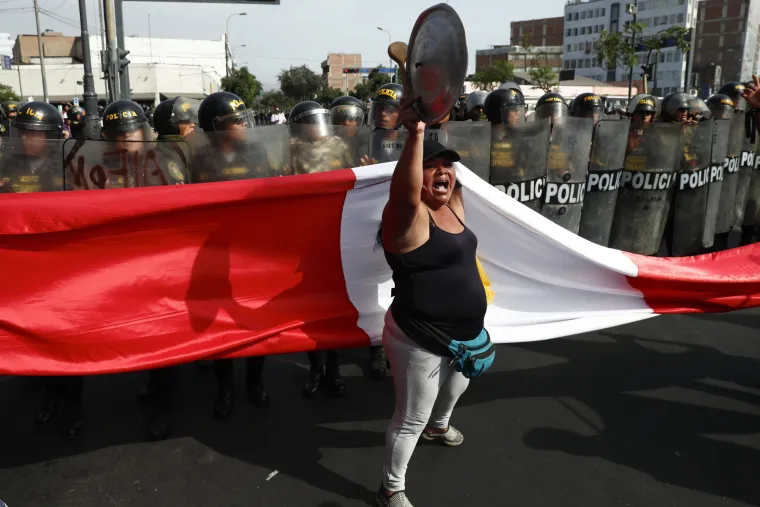 Na ulicama Lime 12 tisuća policajaca! Traže ostavku predsjednice: 'Znamo da žele zauzeti grad'