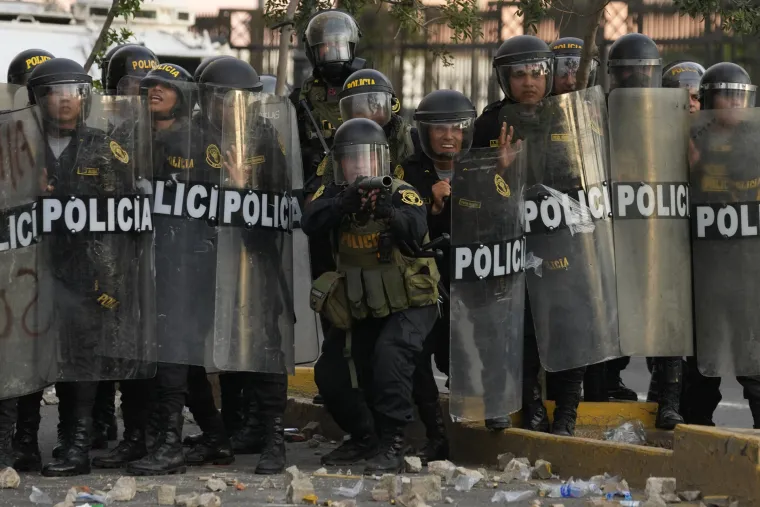 Na ulicama Lime 12 tisuća policajaca! Traže ostavku predsjednice: 'Znamo da žele zauzeti grad'