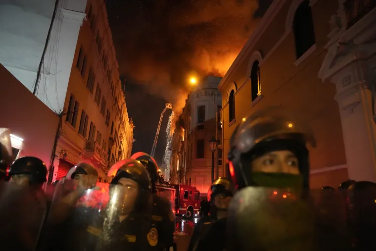 Na ulicama Lime 12 tisuća policajaca! Traže ostavku predsjednice: 'Znamo da žele zauzeti grad'