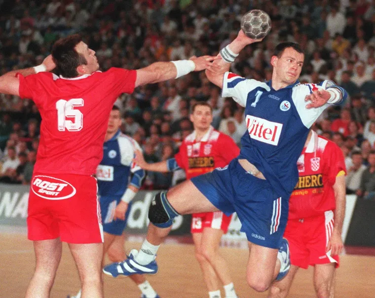 Slavko Goluža i Patrik Ćavar (u sredini - u daljini - crveni dres). Hrvatska rukometna reprezentacija 90-tih godina prošlog stoljeća. Jaka momčad.