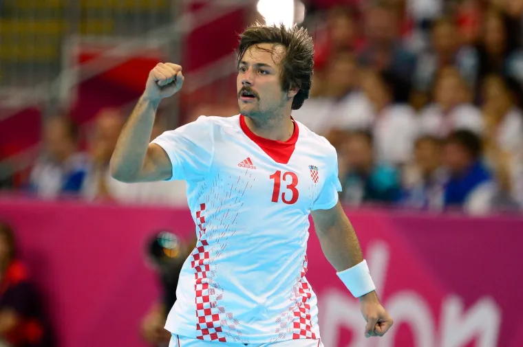 Legendarni Zlatko Zlaja Horvat. Brkovi su mu bili potpuni hit. Podsjećao je malo na porno glumca iz 70-tih. Šalu na stranu, jedno od najvećih rukometnih srca koja je ova država imala. Ratnik u pravom smislu rukometne riječi.