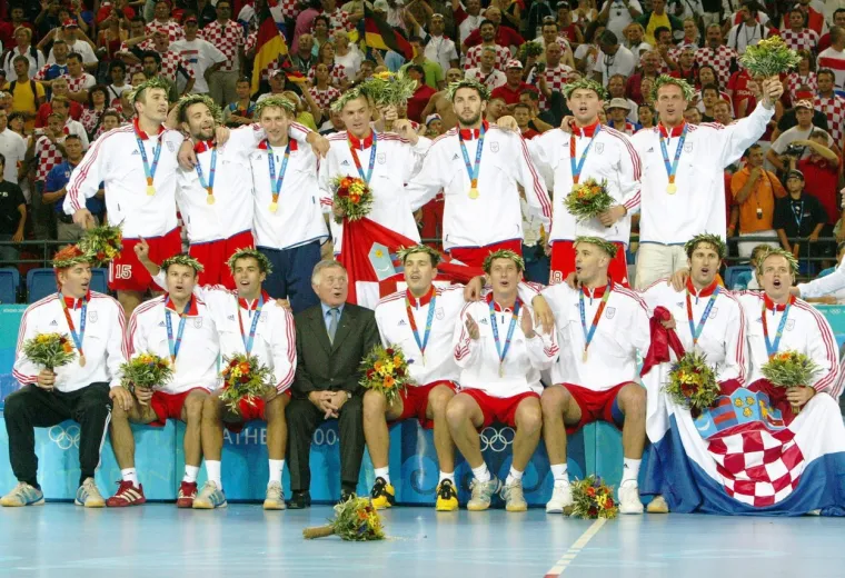 U 18 mjeseci od posljednje reprezentacije Europe popeli smo se na svjetski tron, pa nakon toga i na olimpijski u Ateni 2004. Trenutak za pamćenje. Zlatna generacija hrvatskog rukometa na čelu s Linom Červarom.