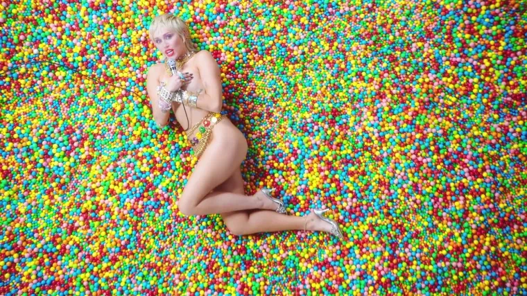 Omiljena divljaku&scaron;a obožava biti goli&scaron;ava: Iskopali smo za vas 30 njenih najhot fotografija