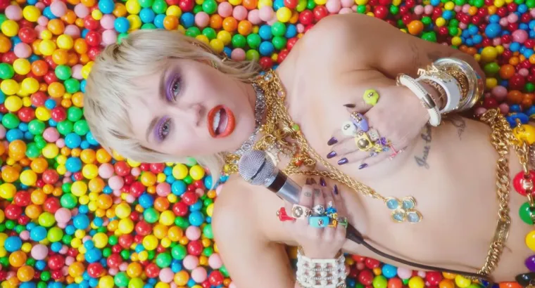 Omiljena divljaku&scaron;a obožava biti goli&scaron;ava: Iskopali smo za vas 30 njenih najhot fotografija