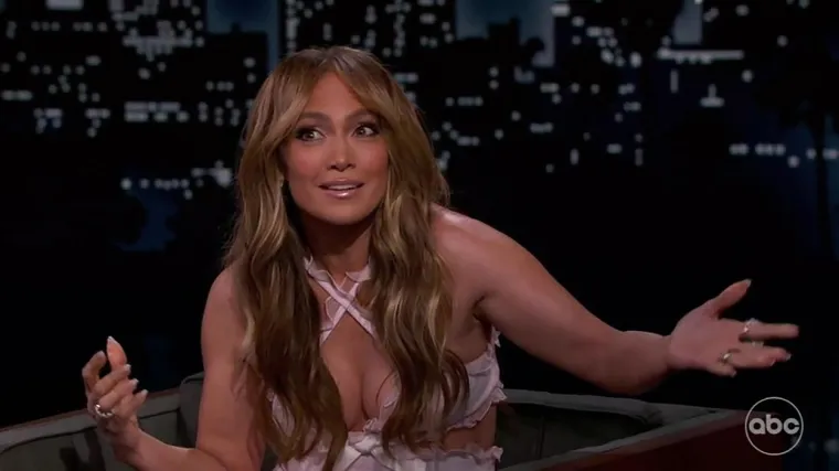 J.Lo u opako vrućoj kombinaciji došetala u šou: Dolje je bila skroz pristojna, a gore... Hm, prosudite sami!