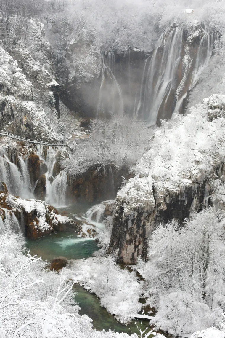 Još uvijek ne znate gdje ćete za vikend? Uz ovu idilu, dobit ćete ideju. Plitvice izgledaju očaravajuće pod snijegom