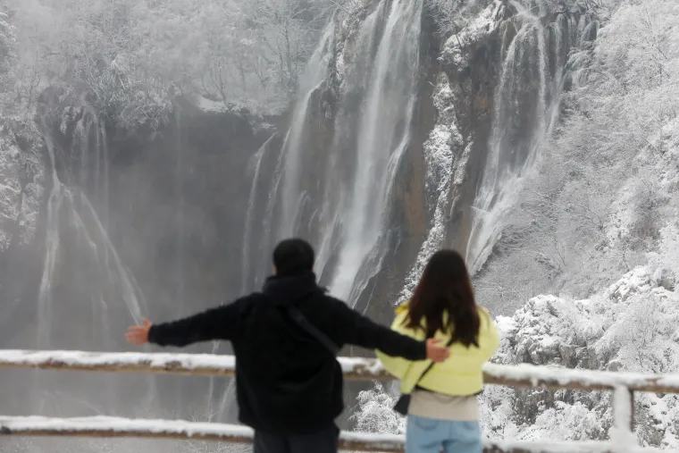 Još uvijek ne znate gdje ćete za vikend? Uz ovu idilu, dobit ćete ideju. Plitvice izgledaju očaravajuće pod snijegom