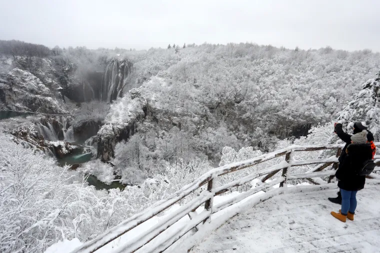 Još uvijek ne znate gdje ćete za vikend? Uz ovu idilu, dobit ćete ideju. Plitvice izgledaju očaravajuće pod snijegom